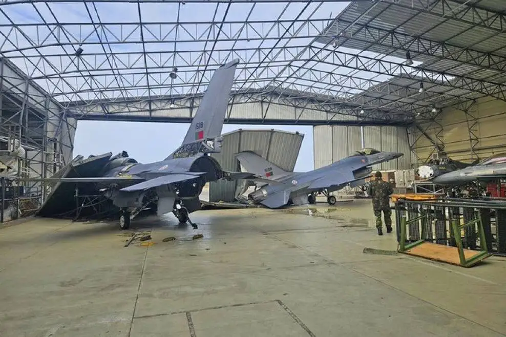 دو فروند جنگنده اف 16 آسیب جدی دیدند؛ سقف پایگاه هوایی بر سر جنگنده ها خراب شد