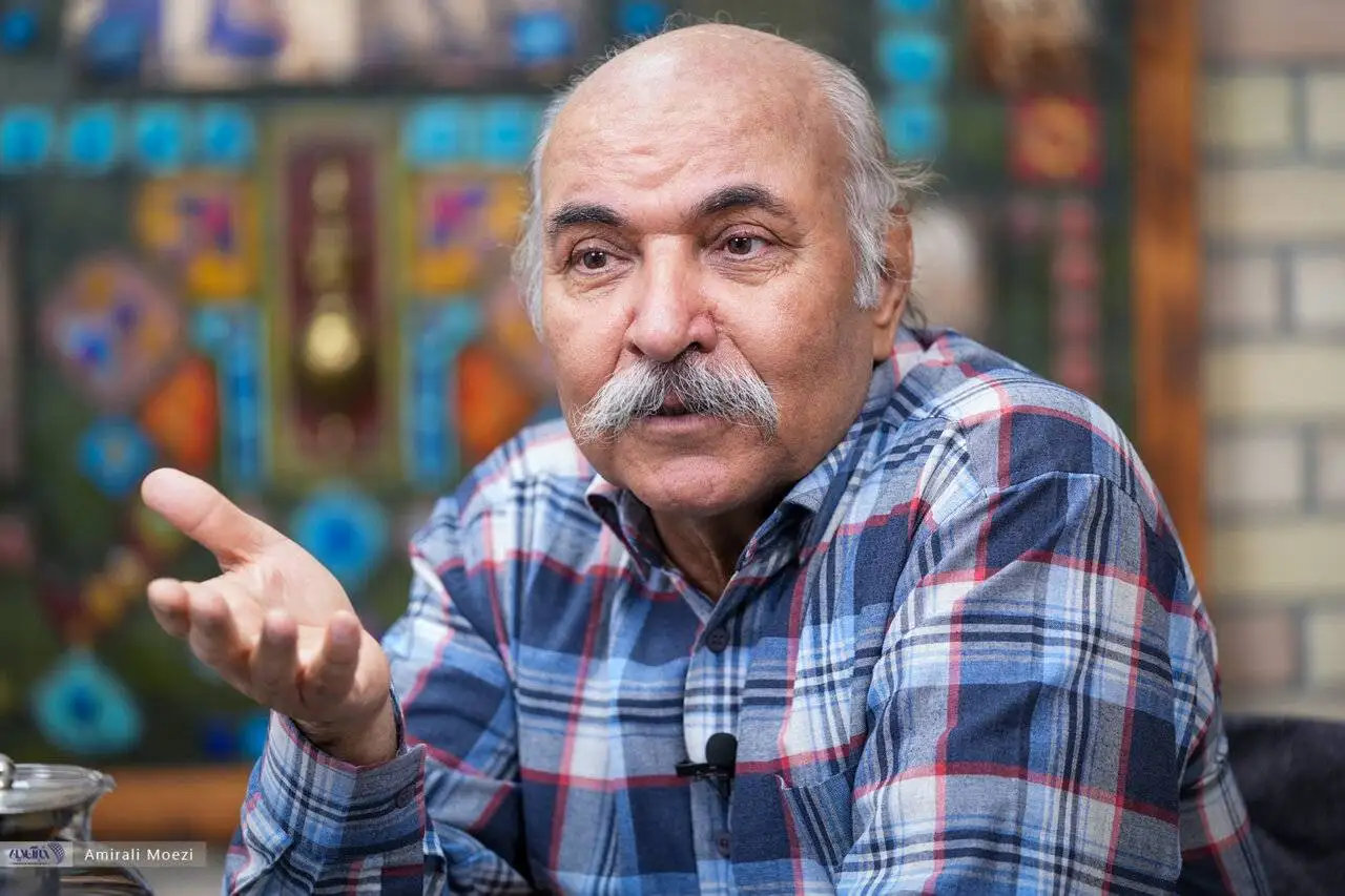 فیلمی برای بالا ماندن پرچم سینه سوخته ها - یک کتک خور چه طور کتک زن می شود؟ - کارگردانی که پشت صحنه سینما، روابط آدم هایش و اتفاقات آن برایش مهم است