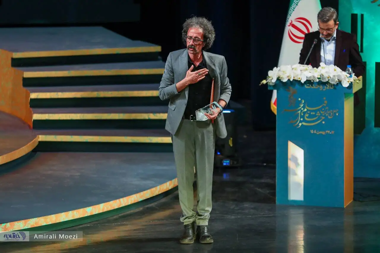 تصاویر - قاب هایی ماندگار اهدای جوایز برندگان جشنواره فجر توسط پزشکیان