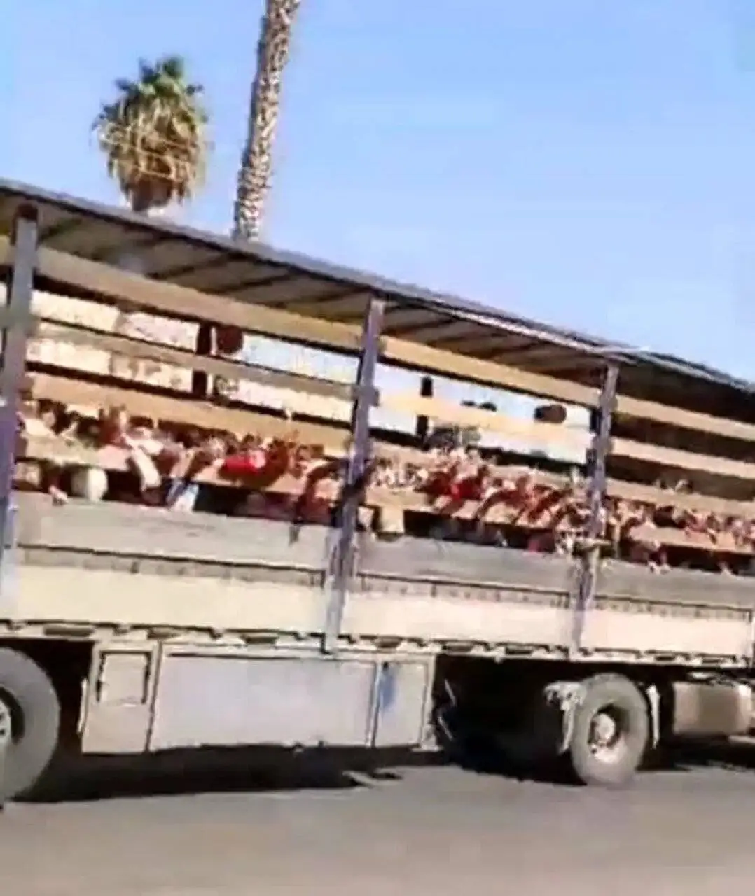 توضیح آموزش و پرورش جهرم درمورد انتقال دانش آموزان با کامیون - عکس