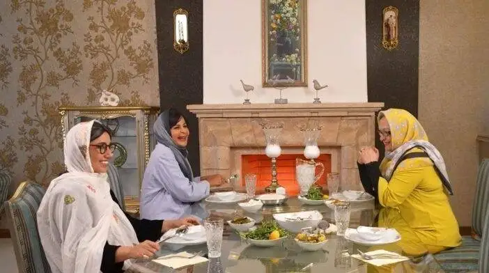 تصاویر - بررسی خانه لاکچری و دکوراسیون شیک حوریه مقدم - خوشرنگ و آنتیک از آشپزخانه تا سالن غذاخوری ...