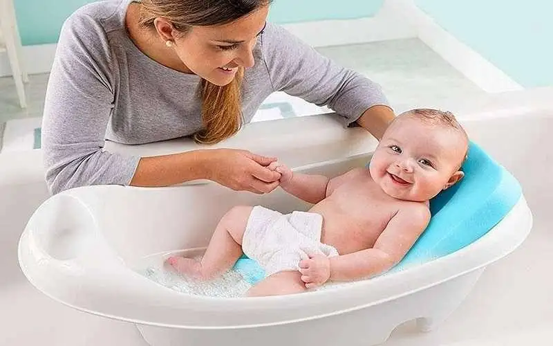 عرق سوز شدن گردن نوزاد در تابستان؛ روش های پیشگیری و درمان خانگی