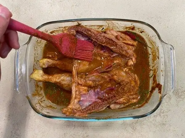 خروس سرخ شده با مرینیت ویژه در کنار سیب زمینی برشته - مراحل کامل روش تهیه + تصاویر