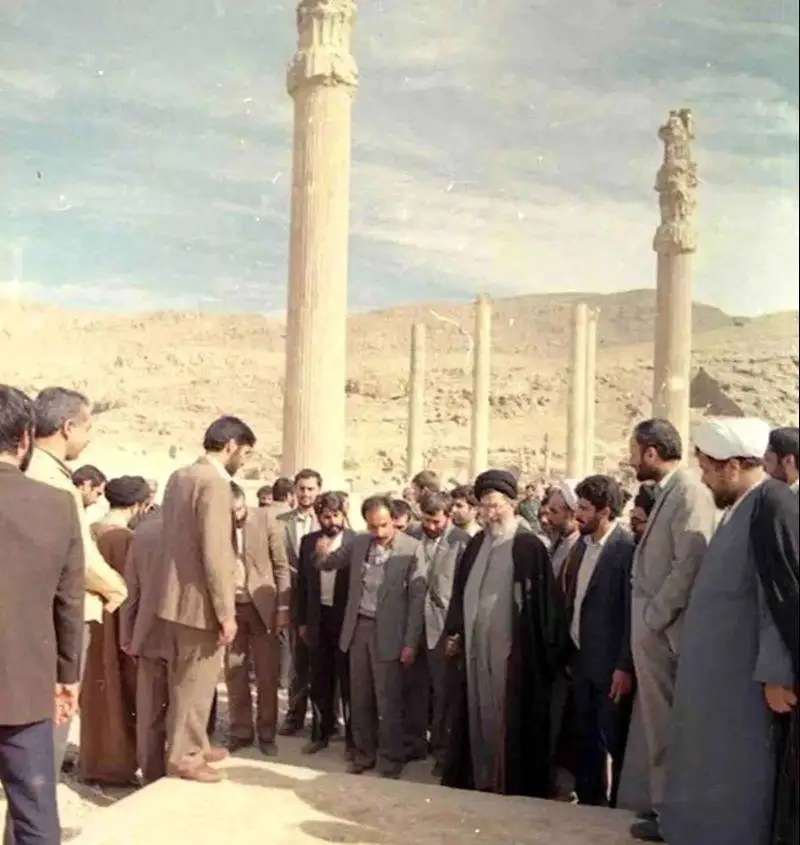 عکس هایی از (رهبری انقلاب) در بازدید از (تخت جمشید) در سال 1367 ! - ابهت 2 نسل در قاب های زیبا !