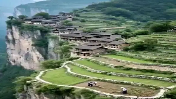 ویدیو - معماری خلاقانه؛ روستا ساختن لب پرتگاه همه خونه ها دوبلکس و فول امکانات ویو ابدی داره 