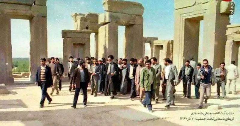 عکس هایی از (رهبری انقلاب) در بازدید از (تخت جمشید) در سال 1367 ! - ابهت 2 نسل در قاب های زیبا !