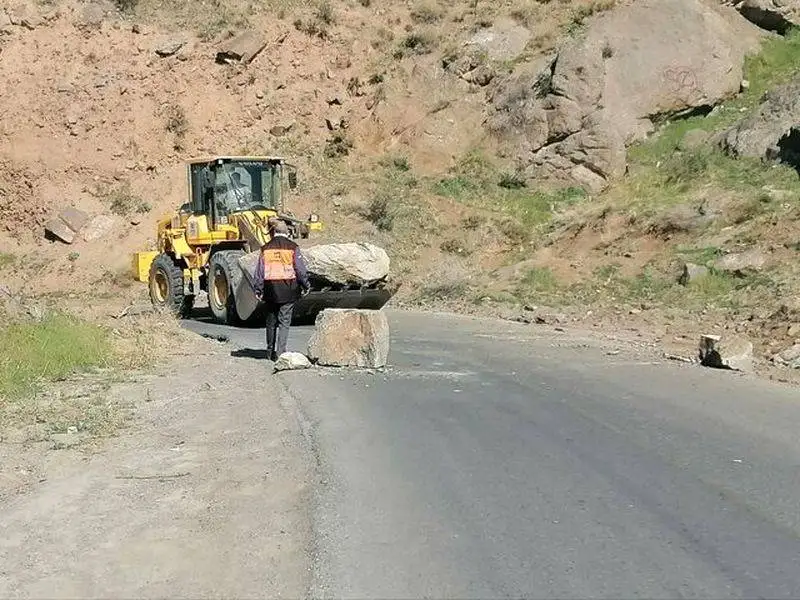 حادثه ریزش سنگ در جاده کرج