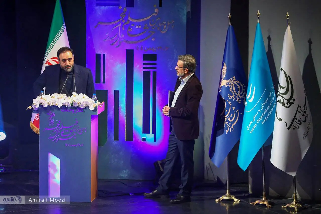 تصاویر - قاب هایی ماندگار اهدای جوایز برندگان جشنواره فجر توسط پزشکیان