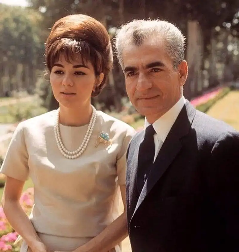 سفر در زمان - فرح دیبا دل معشوقه اش را شکست تا با شاه پهلوی ازدواج کند - کریم پاشا بهادری همکلاسی اش بود اما .... + تصاویر