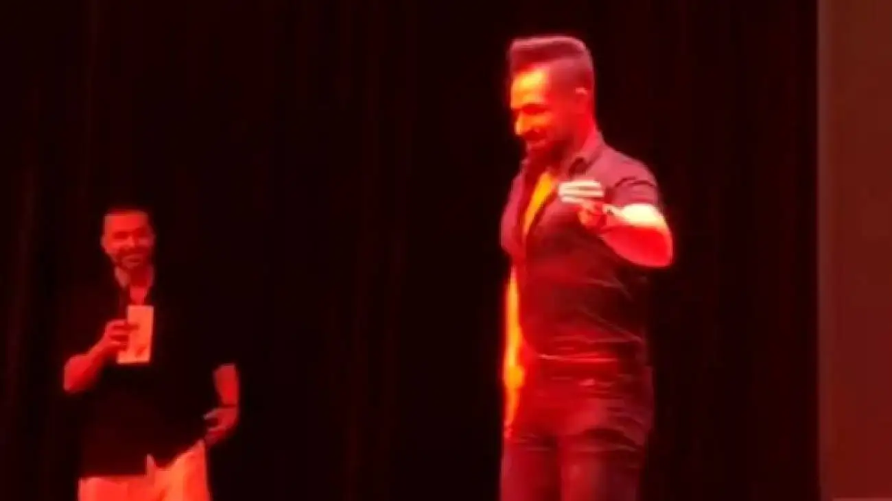 فیلم آواز شاد - این آقا یه جور مردونه عربی رقصید تمام اعضا و جوارحشو مثل ویبره میلرزونه 