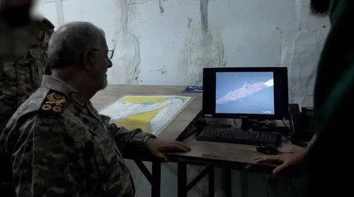 تصویر - رصد ناو هواپیمابر آمریکایی توسط پهپاد سپاه و نظارت سردار پاکپور فرمانده سپاه