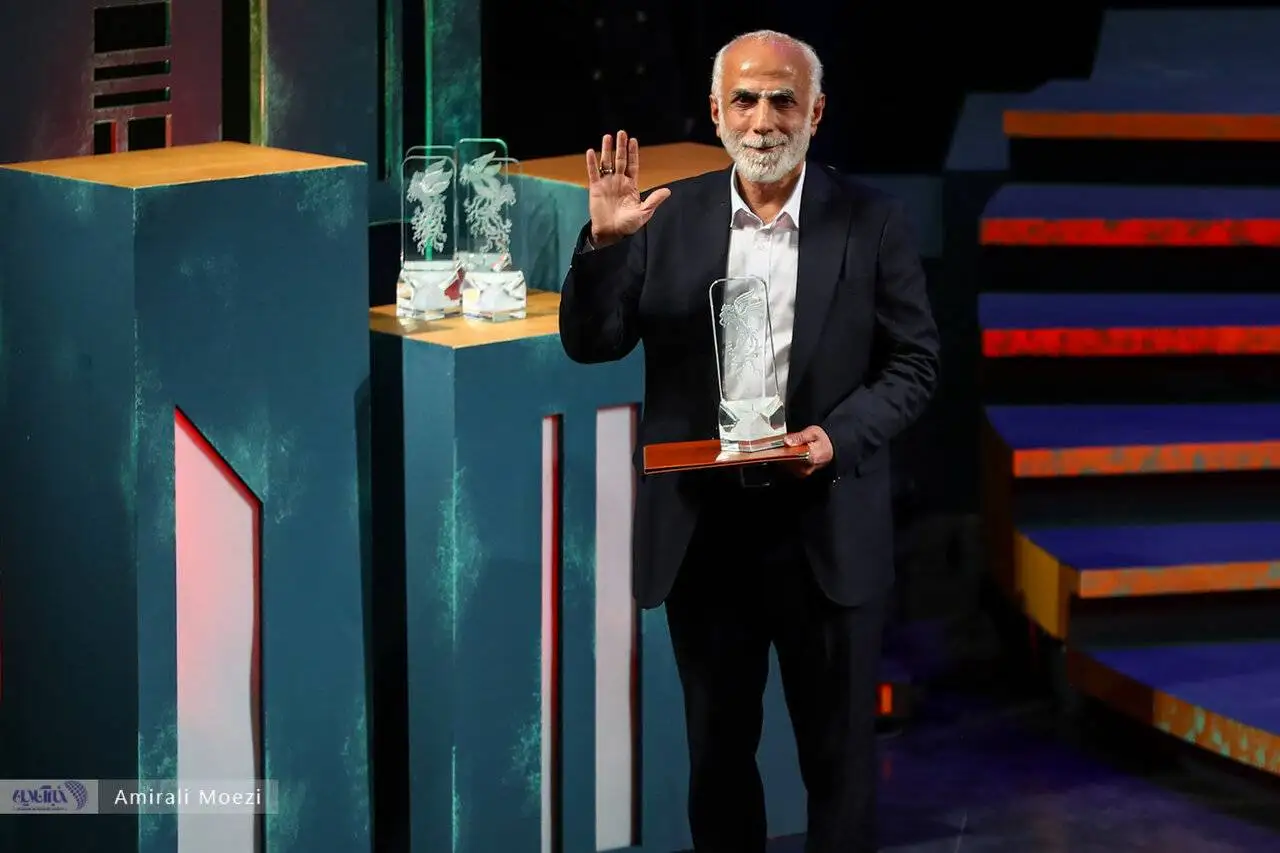 تصاویر - قاب هایی ماندگار اهدای جوایز برندگان جشنواره فجر توسط پزشکیان