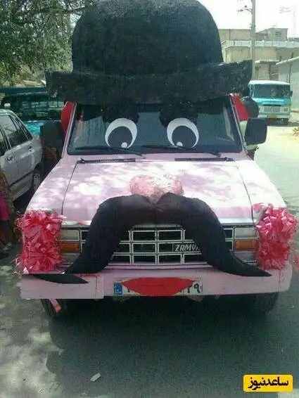 تصویر - خلاقیت خنده دار عروس و داماد ایرانی برای تزئین نیسان به عنوان ماشین عروس