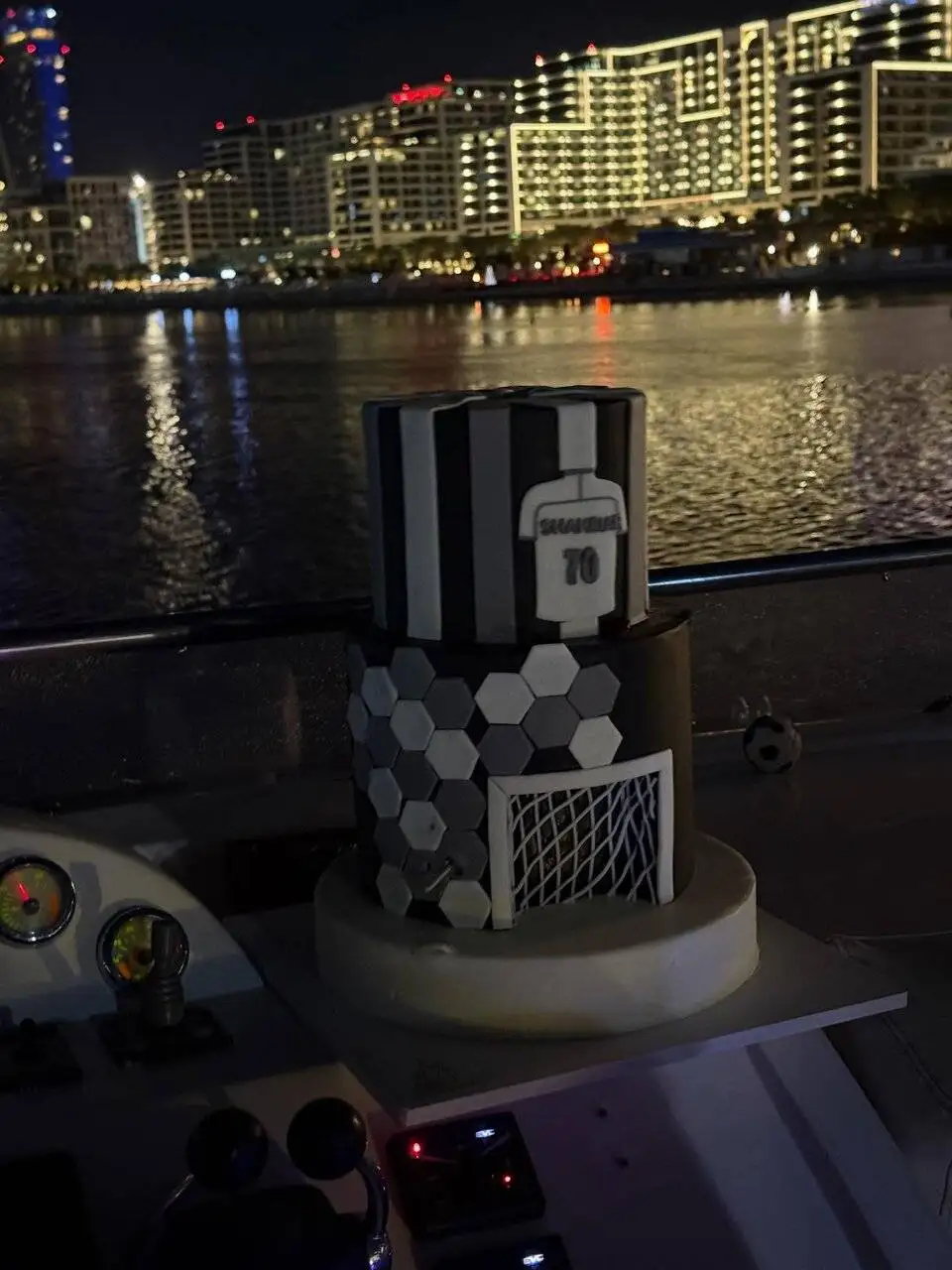 تصویر - جشن تولد لاکچری ستاره پرسپولیسی در امارات با حضور قایدی