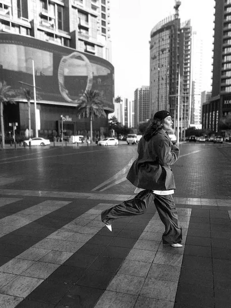 سحر قریشی با کت وشلوار اورسایز در خیابان های دبی - چهره ای جدید و بحث برانگیز خانم بازیگر