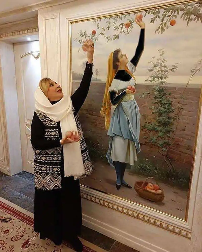 بررسی دکوراسیون لاکچری و منحصربفرد منزل مرجانه گلچین در ورودی خانه اش - از مجسمه چوبی جالب تا کتابخانه و آباژور کلاسیک!