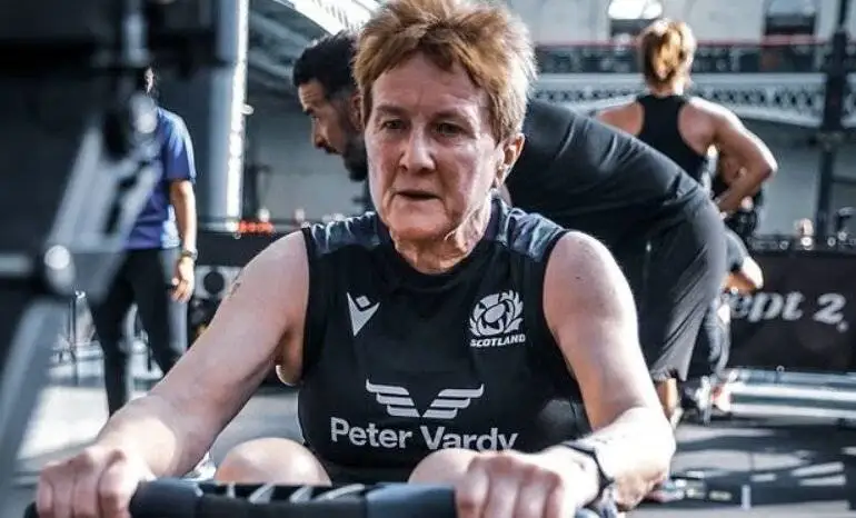 مادربزرگ 71 ساله در مسابقات هایروکس، قدرت بدنی خود را به رخ کشید