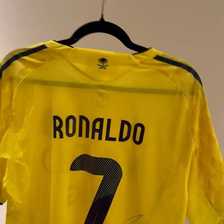 عکس - هدیه ویژه رونالدو به همسر ایرانی مورایس؛ پیراهن خیس بازی به امضای cr7