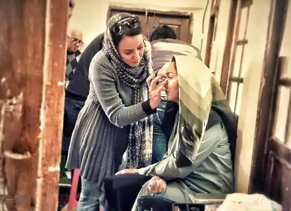 گریم نیکی کریمی (محبوبه) در پشت صحنه سریال (کیمیا)؛ سال 1394