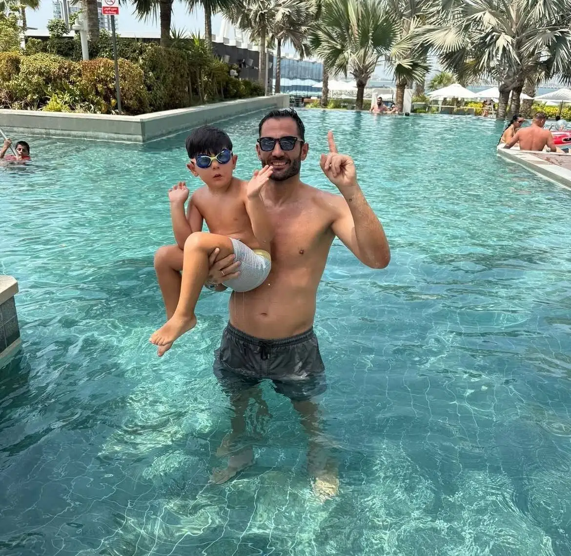 تصویر - سفر خانوادگی بمب تابستانی استقلال به دبی