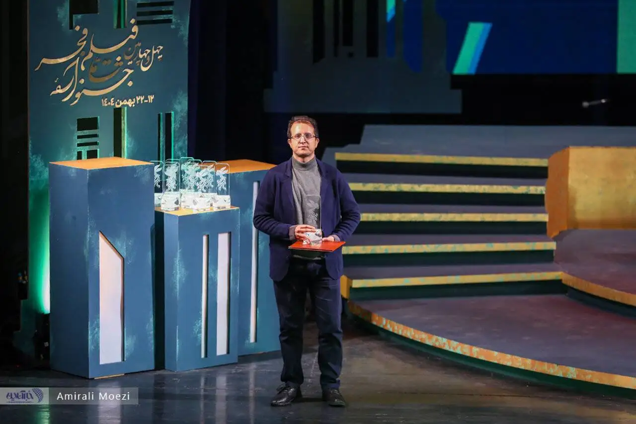 تصاویر - قاب هایی ماندگار اهدای جوایز برندگان جشنواره فجر توسط پزشکیان