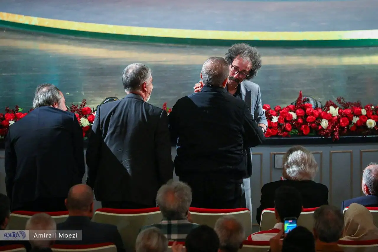 تصاویر - قاب هایی ماندگار اهدای جوایز برندگان جشنواره فجر توسط پزشکیان