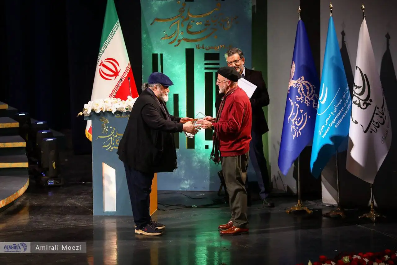 تصاویر - قاب هایی ماندگار اهدای جوایز برندگان جشنواره فجر توسط پزشکیان