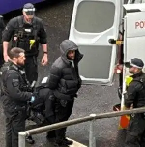 حضور تیم های مسلح پلیس با سلاح های سنگین در یک فرودگاه + ویدئو - لحظه بازداشت مظنون 31 ساله