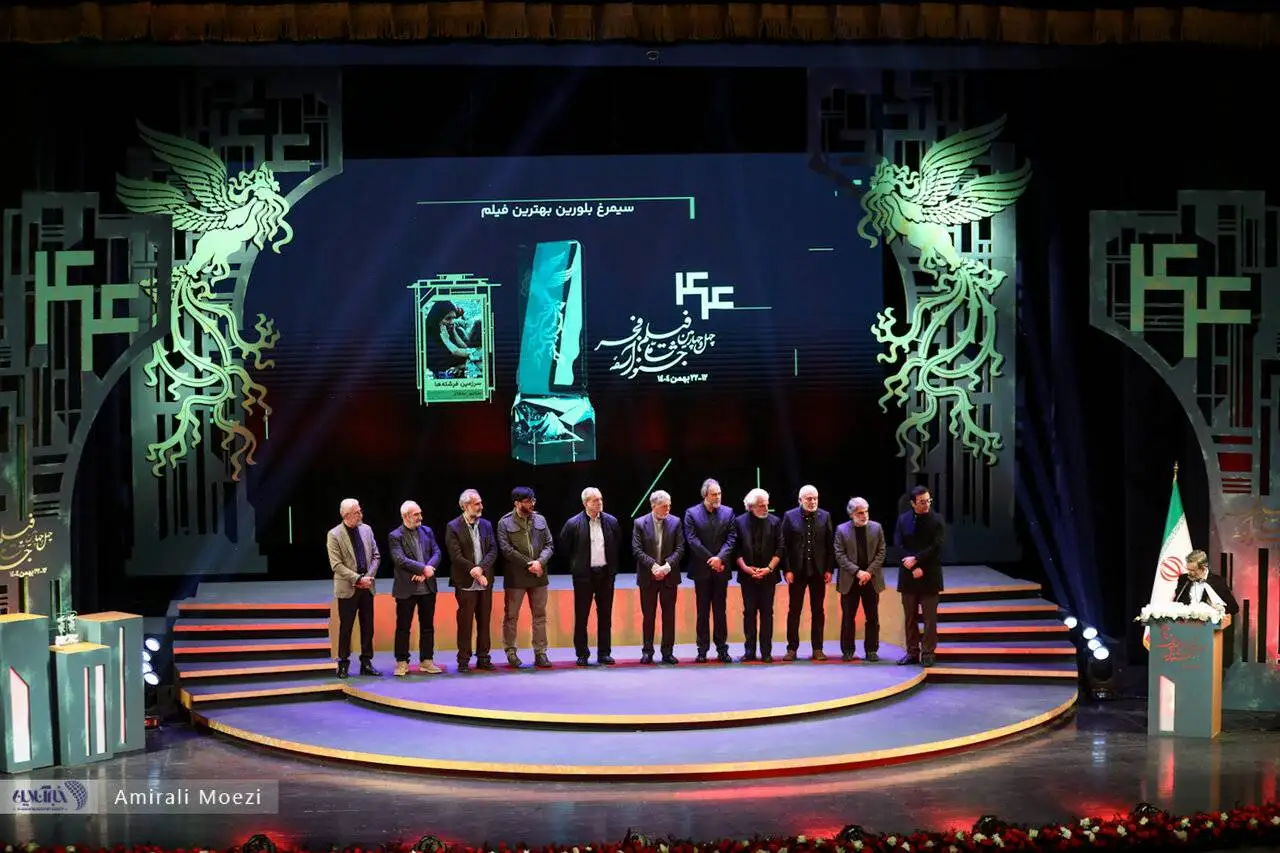 تصاویر - قاب هایی ماندگار اهدای جوایز برندگان جشنواره فجر توسط پزشکیان