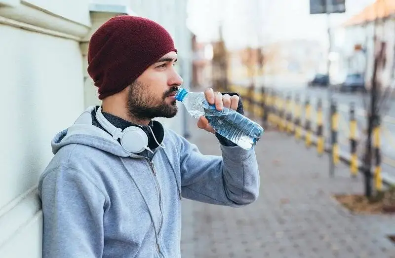 چرا سرما بدن را خشک می کند؟ - راه حل های کاهش کم آبی بدن در زمستان