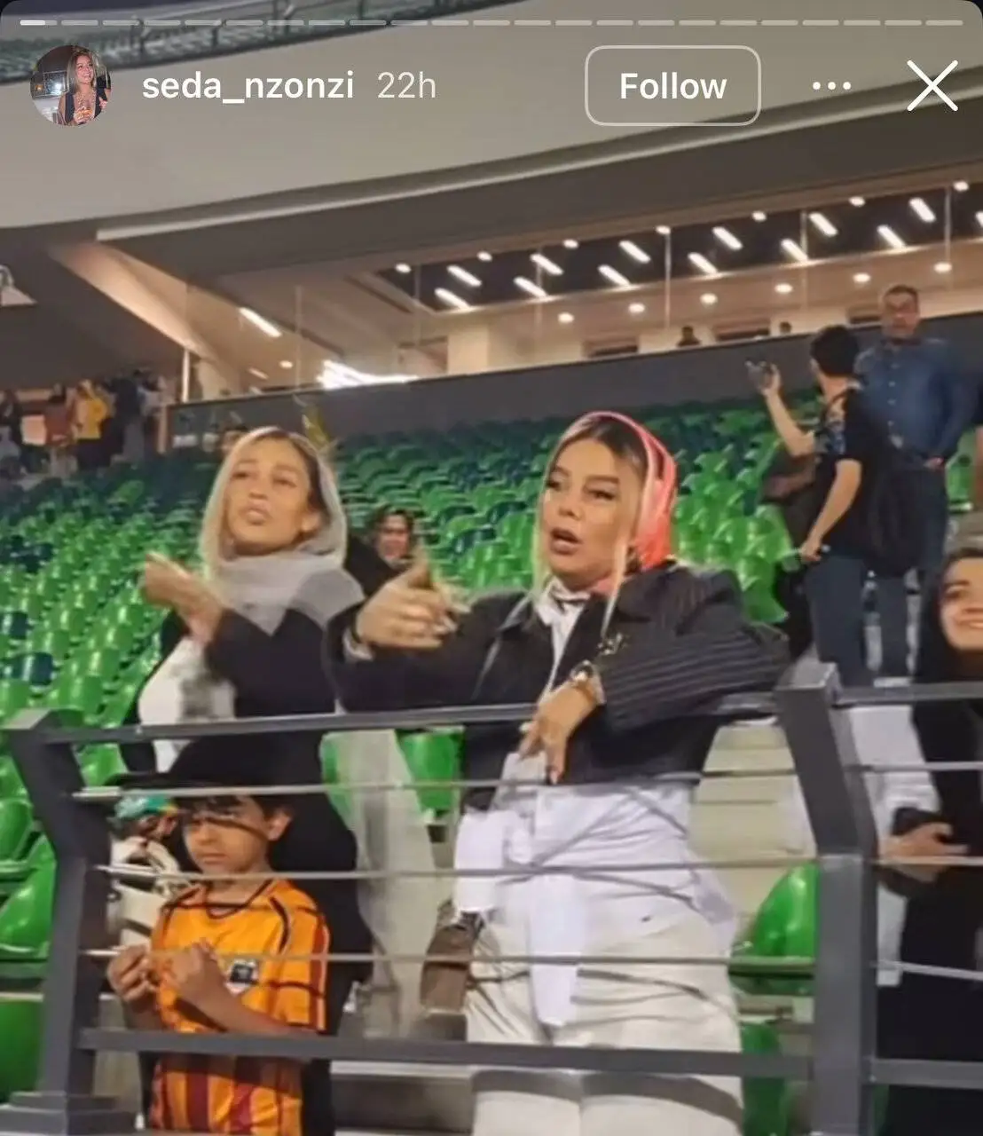 تصویر - همسر قهرمان جام جهانی، تماشاگر ویژه بازی پرسپولیس - سپاهان