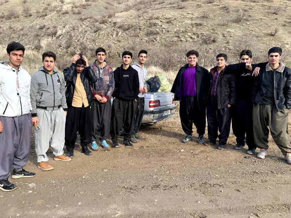 نگهبانان کوچک بلوط ها - درمورد کودکان یک روستا که همگی محیط بان جنگل های بلوط شده اند