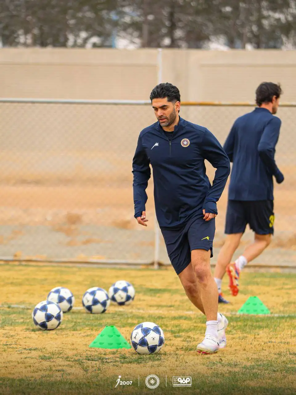 عکس - علی کریمی پا به توپ شد