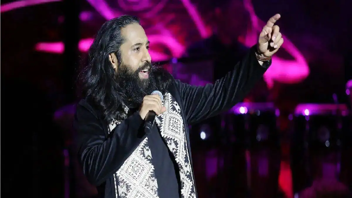 فیلم آواز احساسی - دریا نخستین عشق منو بردی رو روزبه جوری میخونه که کل کنسرت رو به وجد میاره