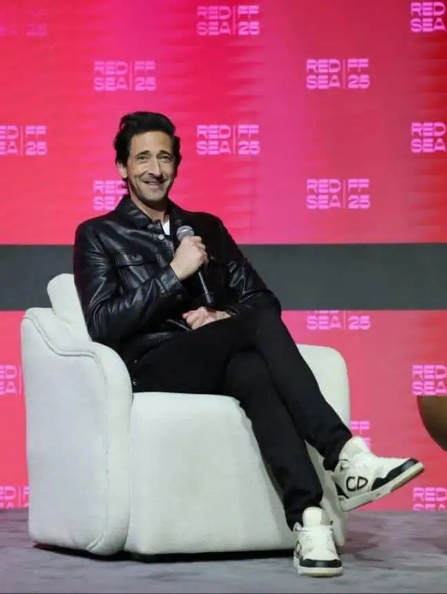 از جانی دپ تا آنتونی هاپکینز؛ چرا ستاره ها این روزها راه جده را در پیش گرفته اند؟