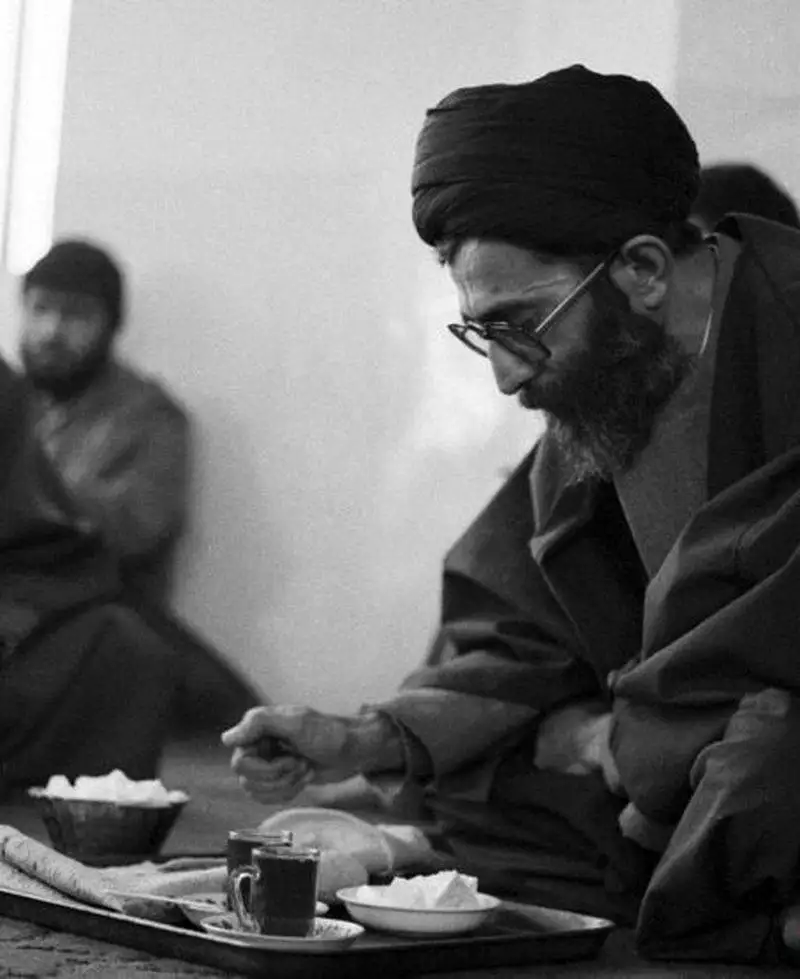 بررسی سینی چای و پنیر مقام معظم رهبری در دوران جوانی - ساده زیستی آقا از اوایل زندگی