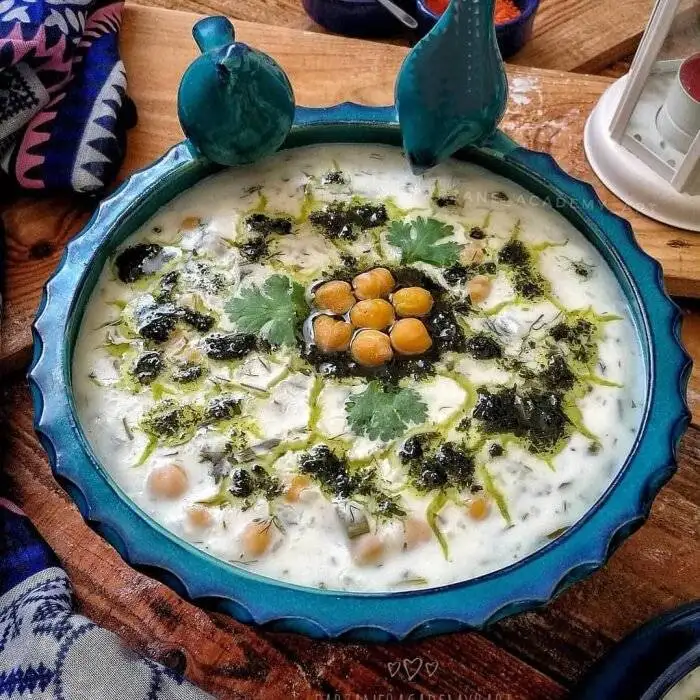 درست کردن آش دوغ سرعین ؛ طعمی به یاد ماندنی از دیار اردبیل