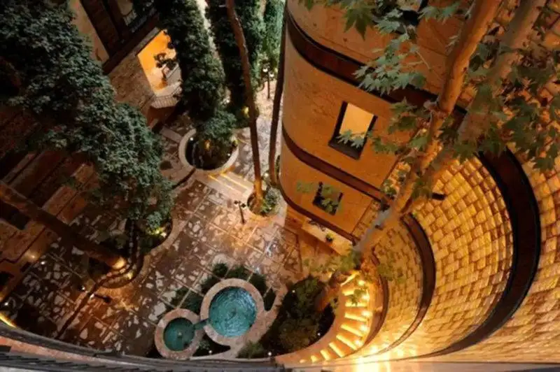 ویدیو - معماری پایدار خلاقانه؛ پروژه بی نظیر نیاوران که 120 درخت را در وجود خود نگه داشته