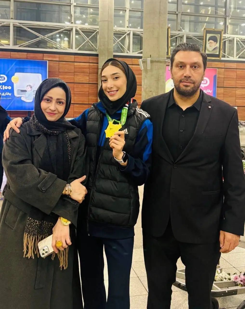 تصویر - استقبال خانوادگی از مبینا نعمت زاده پس از طلای جهان