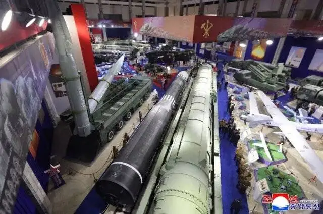 کره شمالی موشک قاره پیمای جدید خود را با حضور مدودف به نمایش گذاشت؛ کیم آمریکا را تهدید هسته ای کرد؟ - عکس