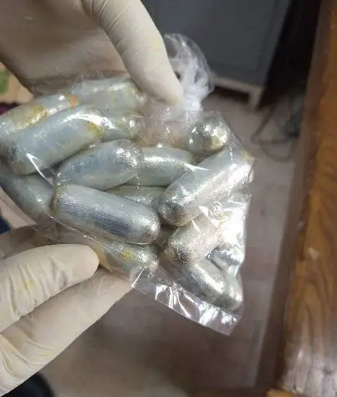 کشف حدود یک کیلو بلع کوکائین در فرودگاه امام - عکس