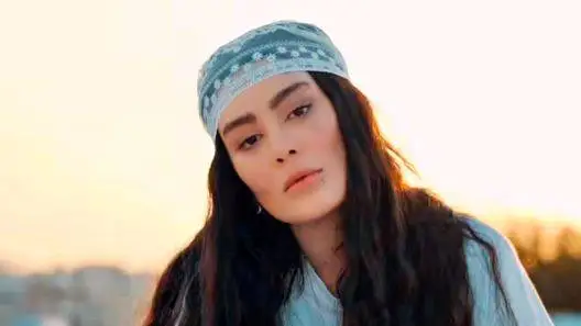 سحر قریشی با کت وشلوار اورسایز در خیابان های دبی - چهره ای جدید و بحث برانگیز خانم بازیگر