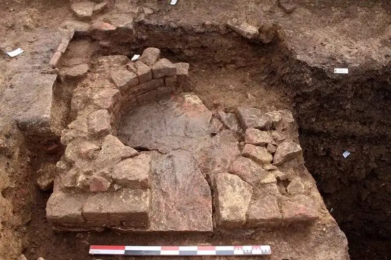 کوزه شکسته 1700 ساله پر از سکه بود! - عکس