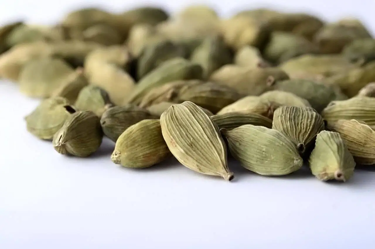 روش صحیح پودر کردن هل در خانه ؛ راز ماندگاری عطر هل را بدانید