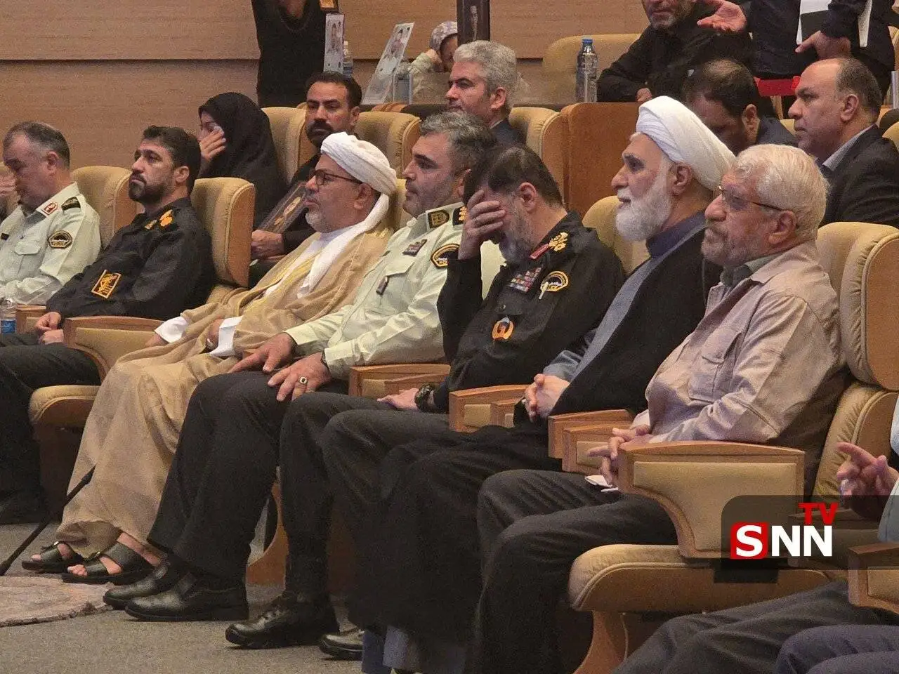 تصویر - اشک های سردار رادان در گرامیداشت شهدای فراجا در جنگ تحمیلی 12 روزه