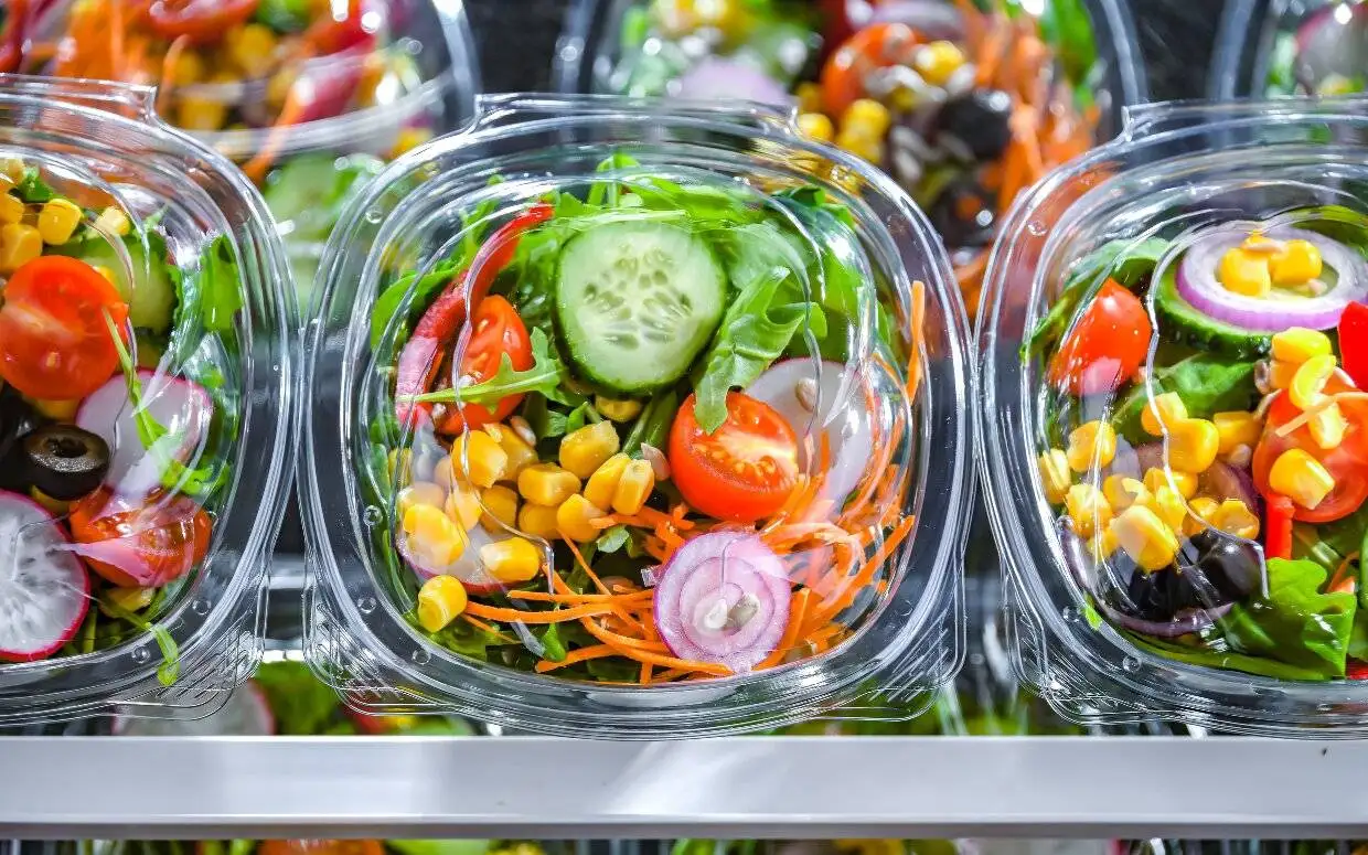 سالادهای آماده؛ وعده ای سالم یا تله ای میکروبی؟ - شست وشوی دوباره سالادهای بسته بندی لازم است؟