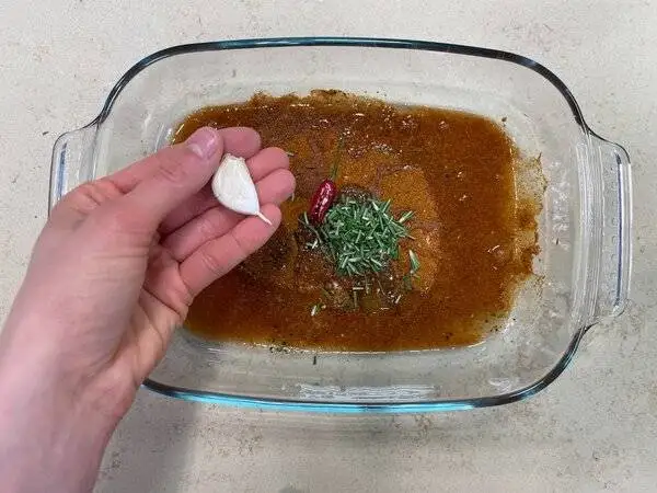 خروس سرخ شده با مرینیت ویژه در کنار سیب زمینی برشته - مراحل کامل روش تهیه + تصاویر