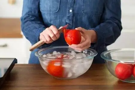 پوست گوجه فرنگی را چطور بکنیم؟ ؛ خواص بی نظیر گوجه فرنگی برای بدن