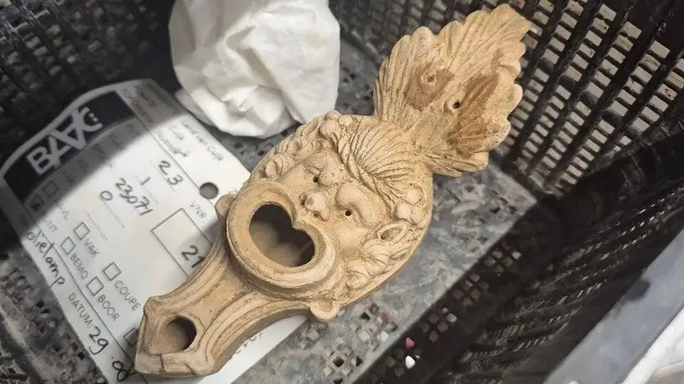 چراغ جالب باستانی در گورستان 1900 ساله - عکس