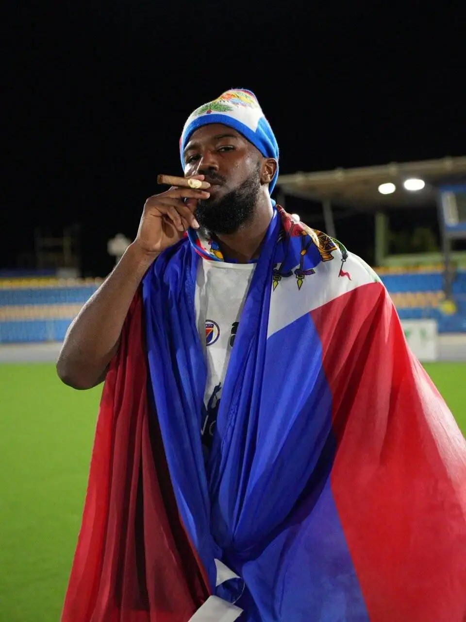 عکس - استیل گنگ مهاجم استقلال با سیگار برگ پس از صعود به جام جهانی